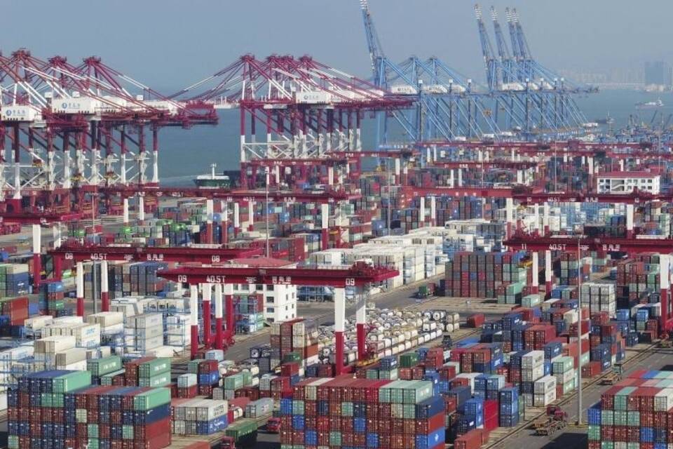 Containerumschlag im Hafen von Qingdao