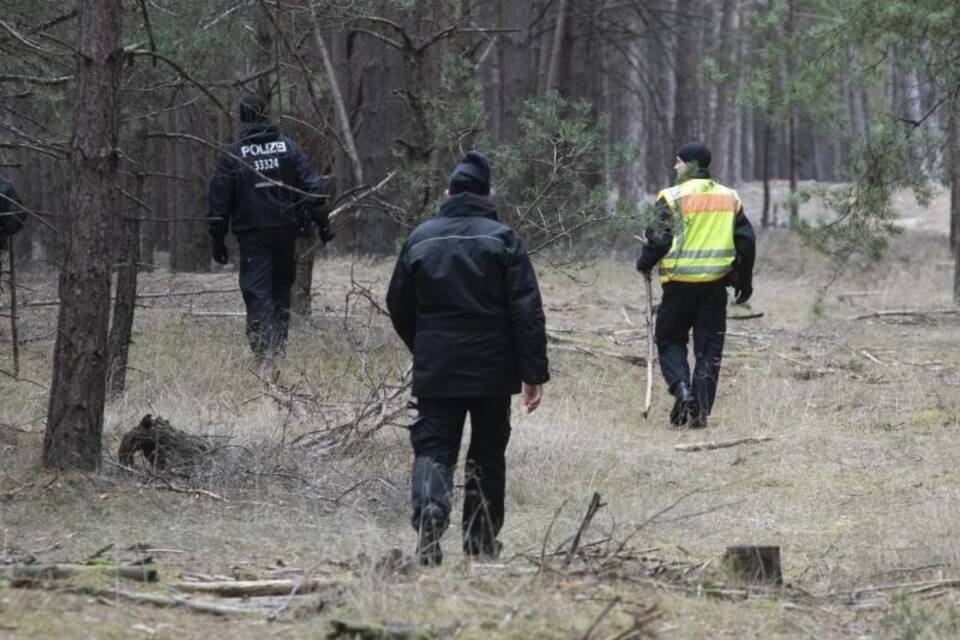 Polizei in Waldstück Polizei in Waldstück