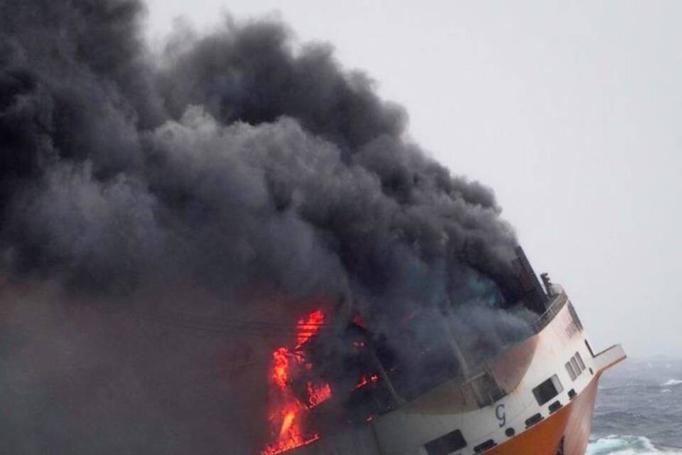 Brand auf Schiff