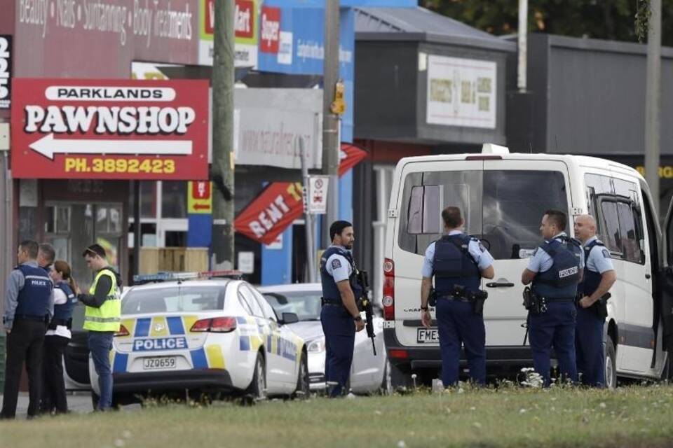 Polizei vor der Moschee in Linwood Polizei vor der Moschee in Linwood