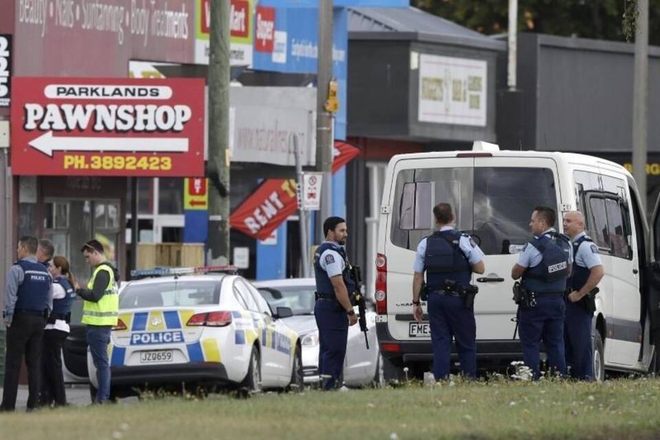 Polizei vor der Moschee in Linwood