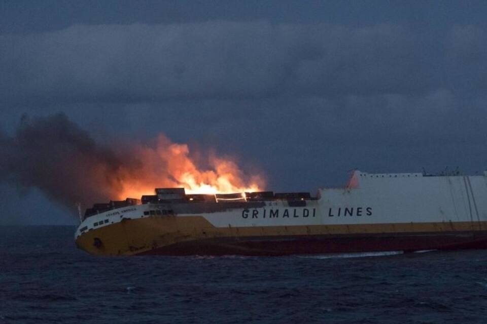 Containerschiff «Grande America» in Flammen