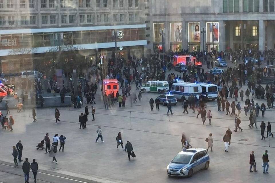 Massenschlägerei auf Berliner Alexanderplatz Massenschlägerei auf Berliner Alexanderplatz