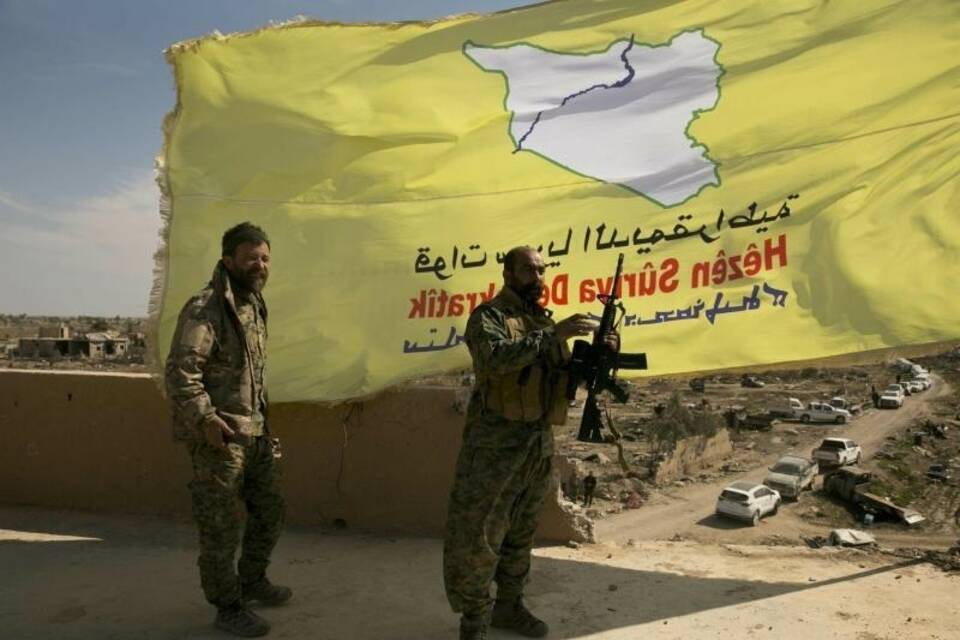 SDF-Kämpfer hissen Flagge über Baghus