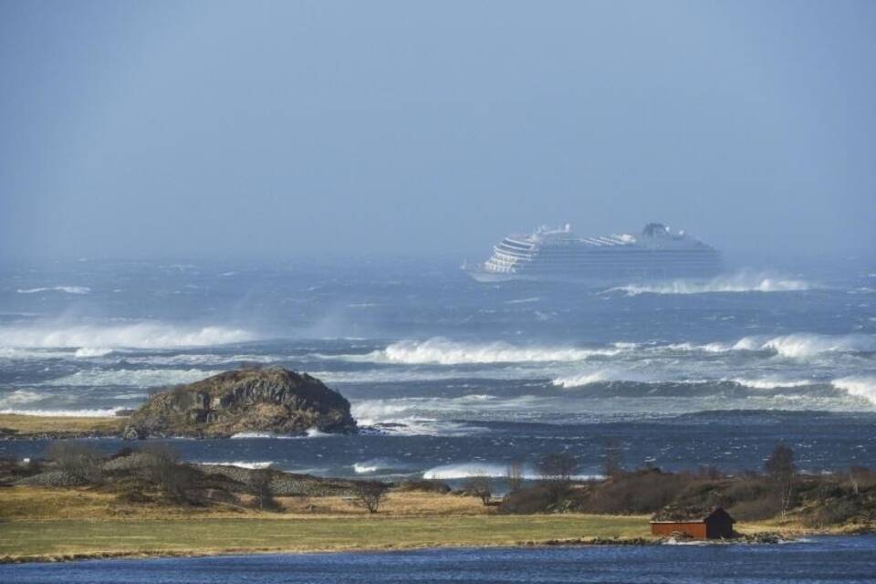 Kreuzfahrtschiff in Seenot Kreuzfahrtschiff in Seenot