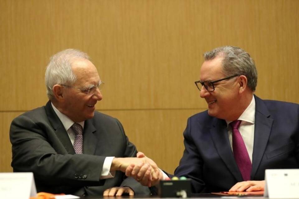 Schäuble unterzeichnet Parlamentsvertrag in Frankreich
