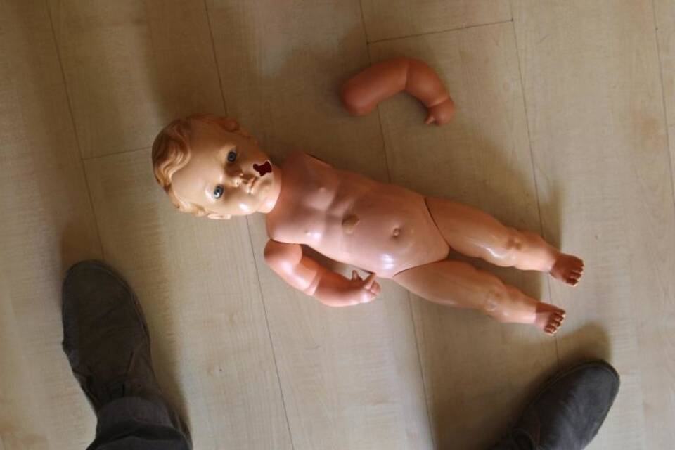 Beschädigte Kinderpuppe Beschädigte Kinderpuppe