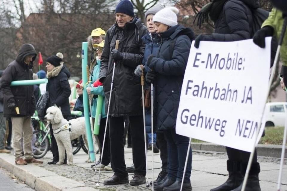 Demonstration gegen E-Tretroller Demonstration gegen E-Tretroller