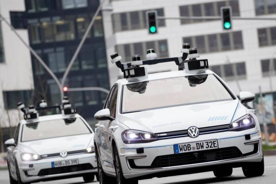 VW erprobt vollautomatisches Fahren VW erprobt vollautomatisches Fahren