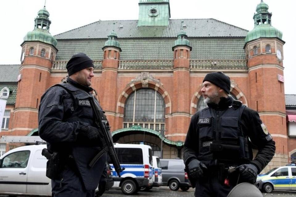 Lübecker Hauptbahnhof nach Bombendrohung gesperrt Lübecker Hauptbahnhof nach Bombendrohung gesperrt