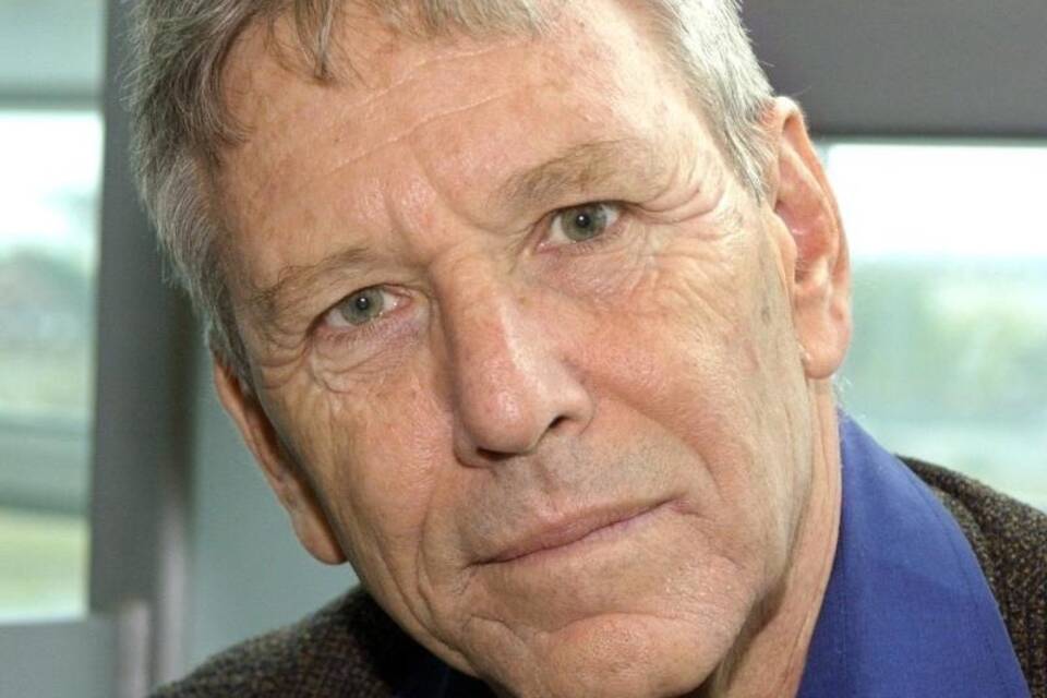 Amos Oz
