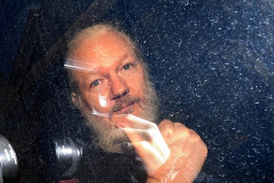 Julian Assange festgenommen Julian Assange festgenommen