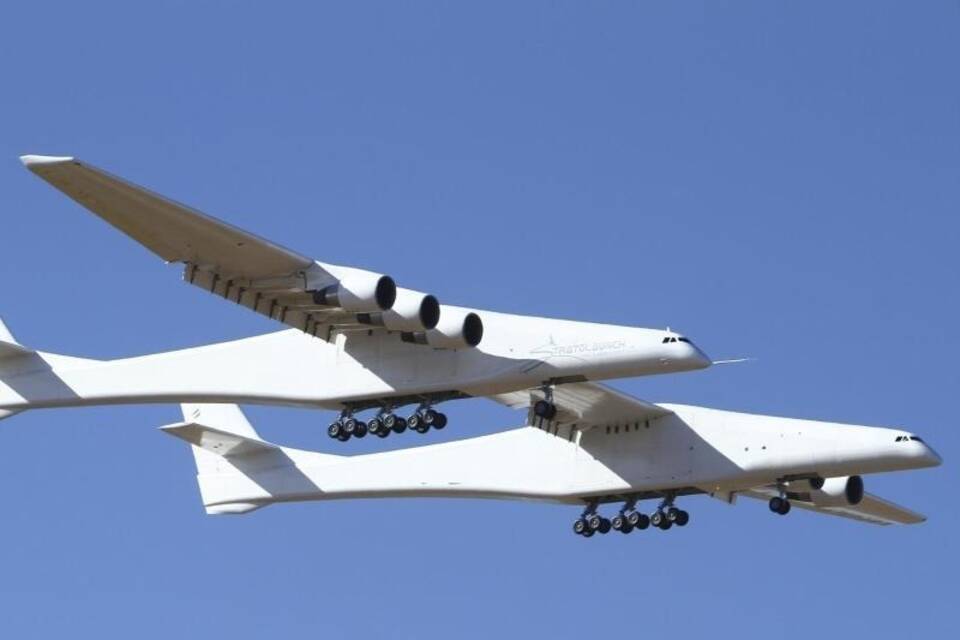 117 Meter Flügelspannweite Fliegende Raketenrampe Weltgrößtes Flugzeug hebt ab RheinNeckar