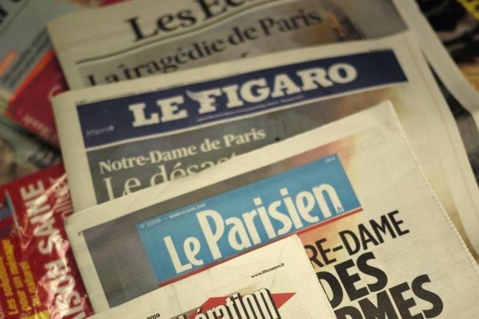 Tageszeitungen an einem Kiosk in Paris