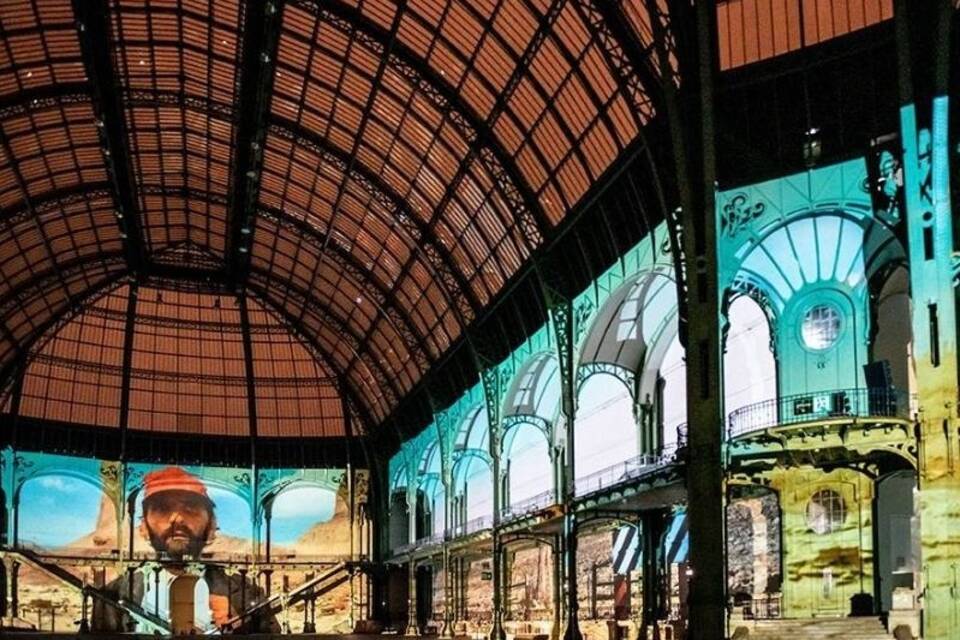 Riesen-Installation im Pariser Grand Palais
