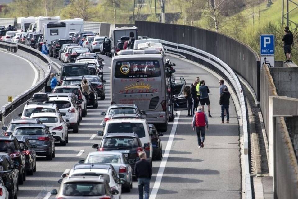 Stau vor dem Gotthardtunnel