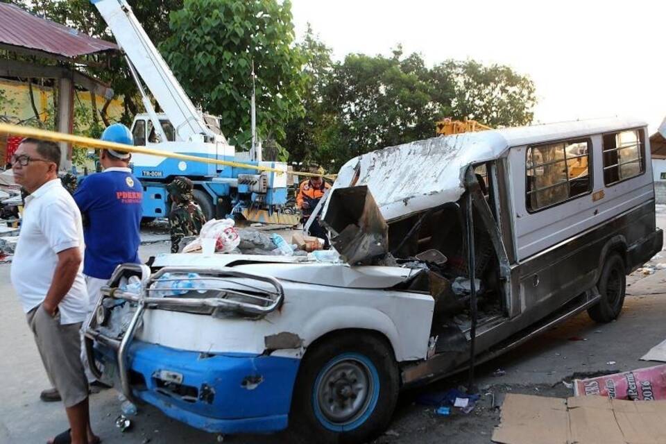 Zerstörtes Auto Zerstörtes Auto