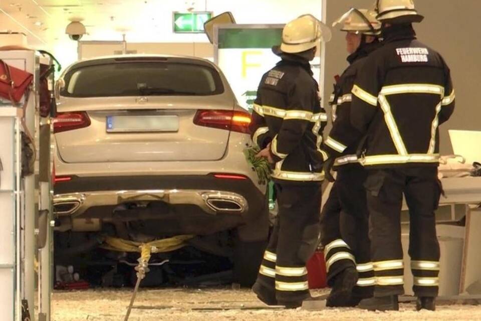Auto fährt in Kaufhaus Auto fährt in Kaufhaus