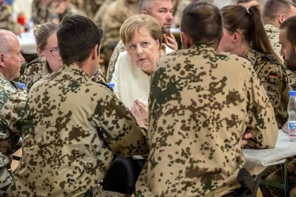 Merkel bei Bundeswehrsoldaten in Mali
