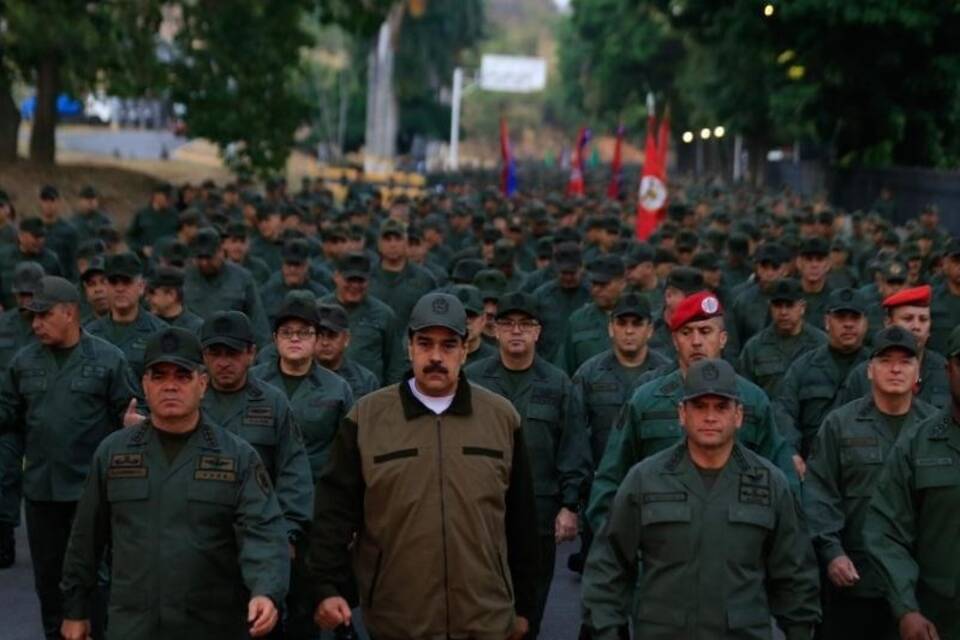 Maduro schwört Soldaten auf sich ein