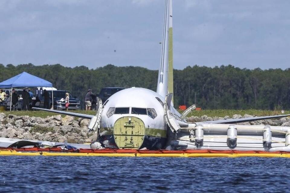 Boeing 737 rutscht in einen Fluss
