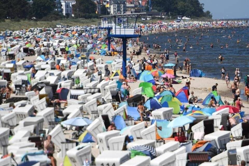 Touristen an der Ostsee Touristen an der Ostsee