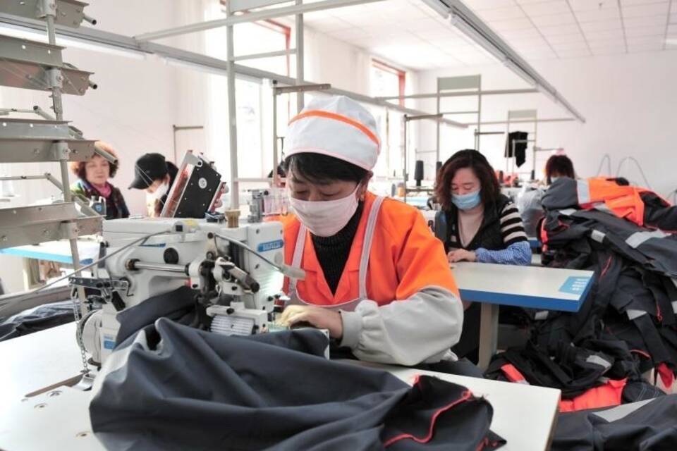 Frauen bei der Arbeit Frauen bei der Arbeit