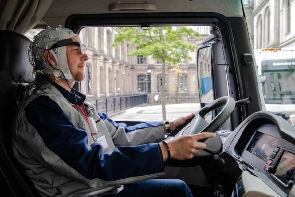 Projekt zur digitalen Lkw-Kolonne Projekt zur digitalen Lkw-Kolonne