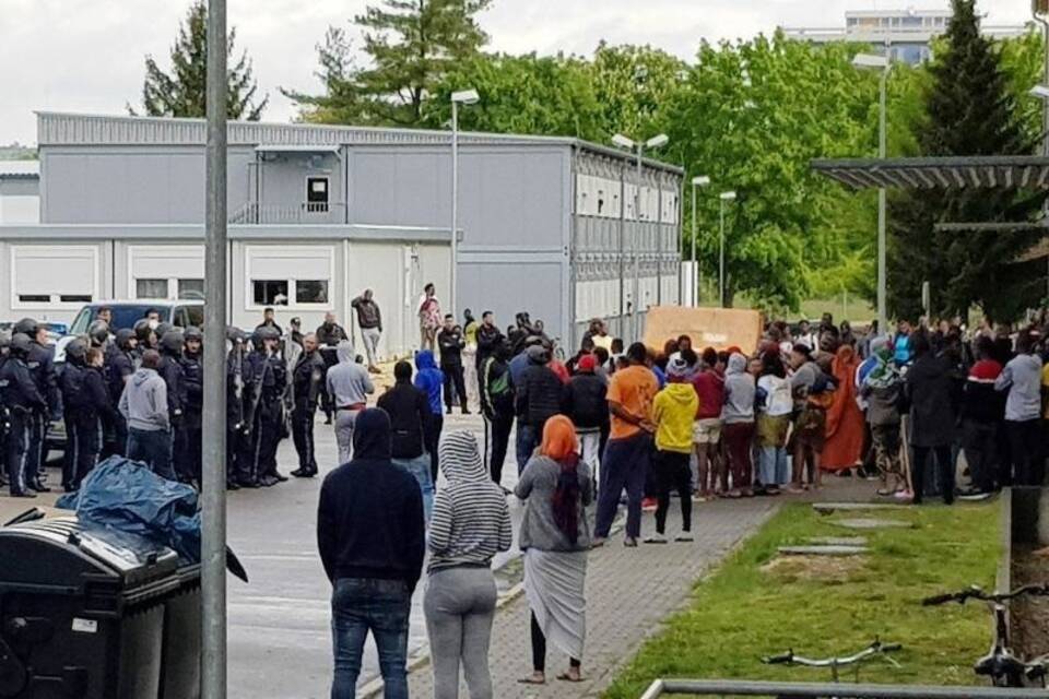 Großeinsatz der Polizei in Asylbewerberheim Großeinsatz der Polizei in Asylbewerberheim