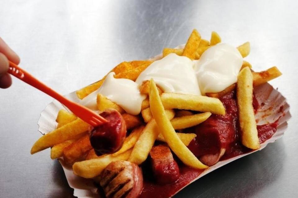 Currywurst mit Pommes Currywurst mit Pommes