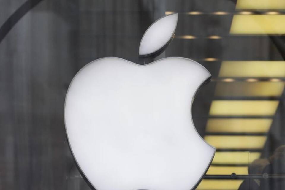Apple Apple