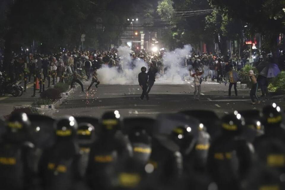 Straßenkämpfe in Indonesien Straßenkämpfe in Indonesien