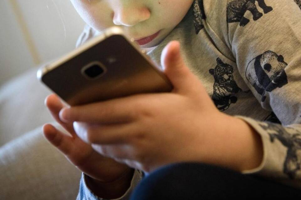 Mädchen mit Smartphone Mädchen mit Smartphone