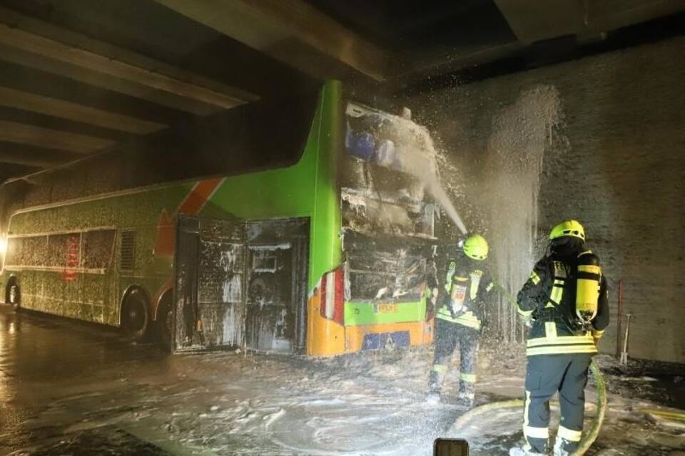 Reisebus fängt Feuer