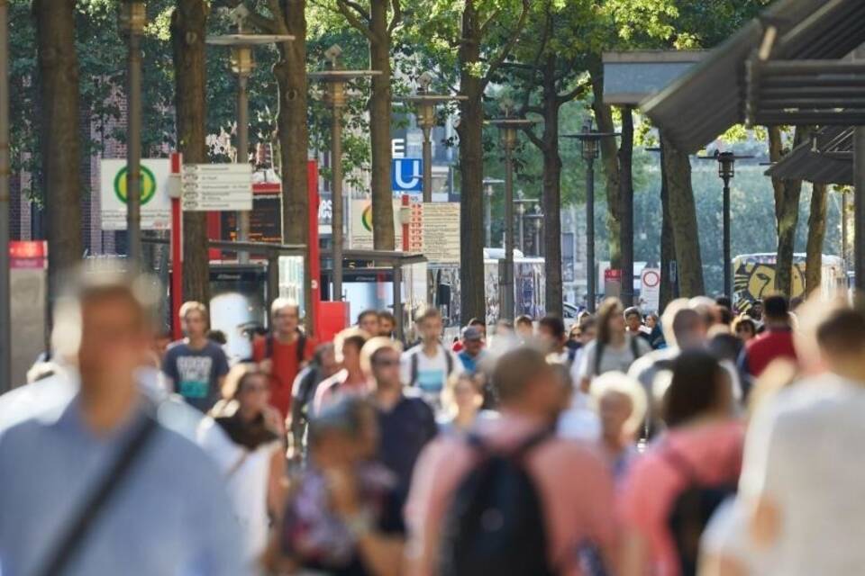 Passanten in der Hamburger Innenstadt