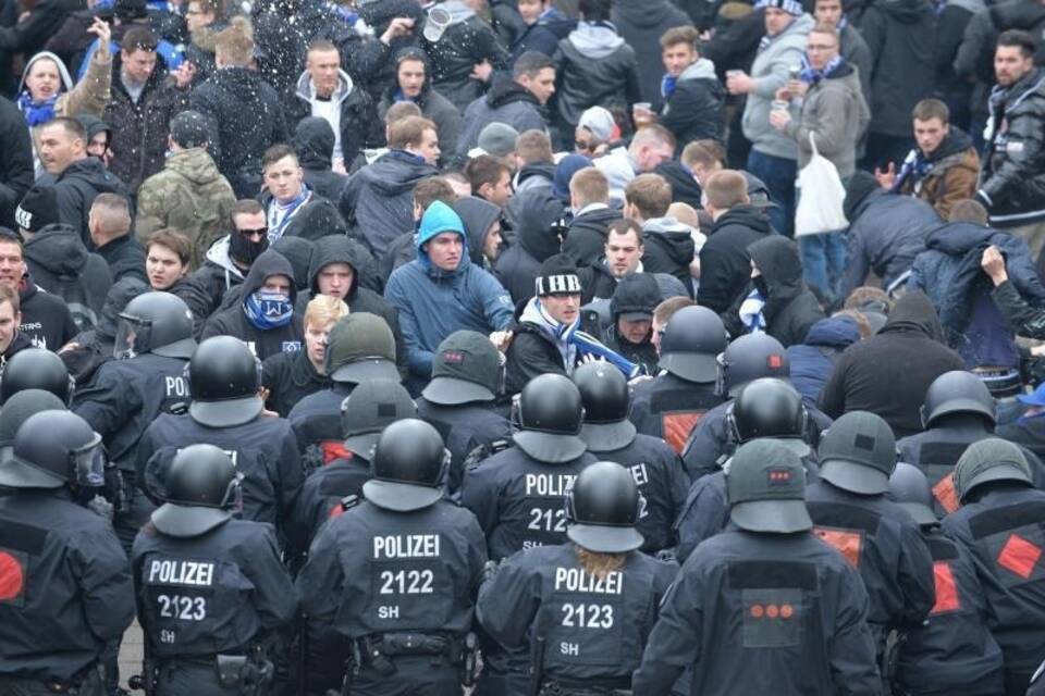 Polizeieinsatz beim Fußball Polizeieinsatz beim Fußball