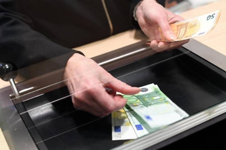 Urteil zu Bankgebühren für Schalterbuchungen