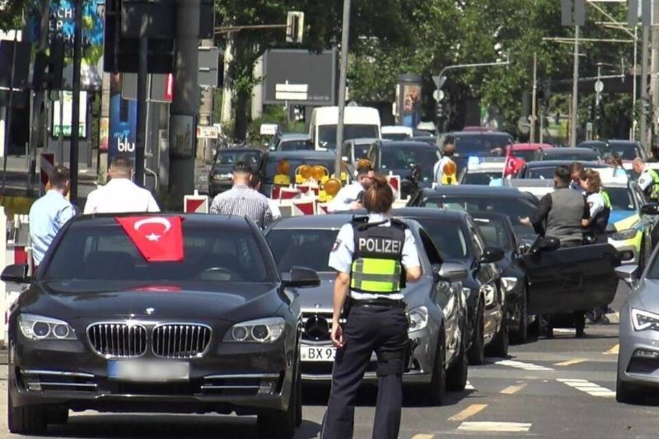 Polizei stoppt Hochzeitskorso Polizei stoppt Hochzeitskorso