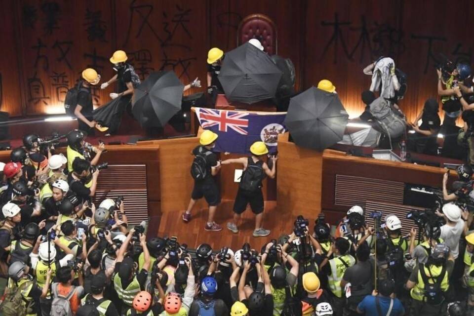 Demonstranten im Hongkonger Parlament