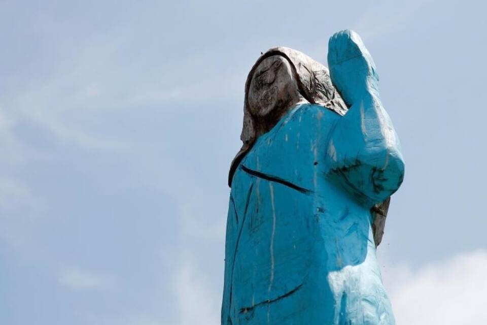 Melania-Trump-Statue