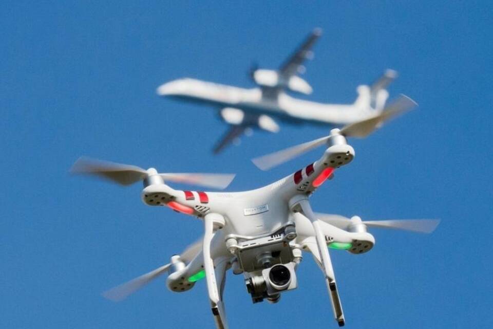 Drohnen und Flugzeuge