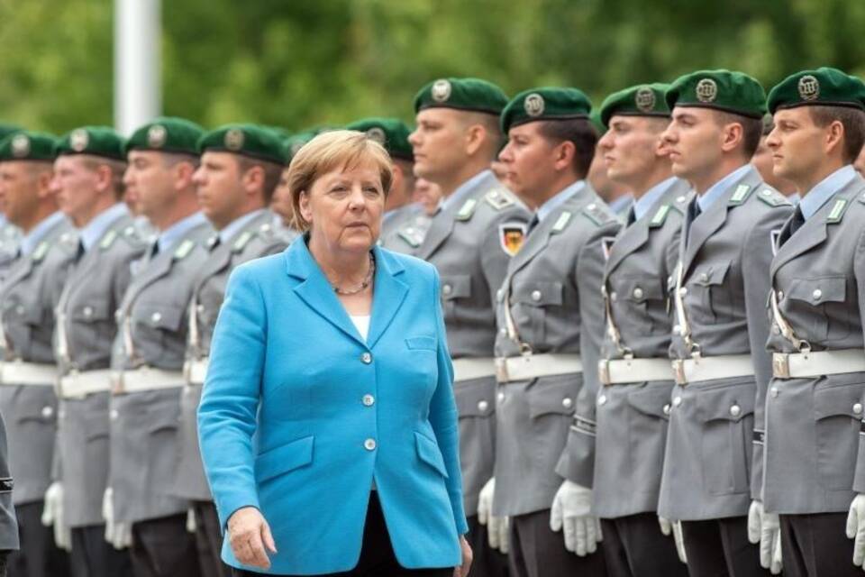Merkel im Ehrenhof des Bundeskanzleramts