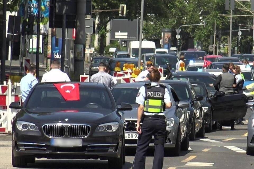 Polizei stoppt Hochzeitskorso