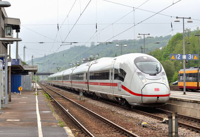 Zug / Trotz Warnlicht Auf Bahnubergang Auto Von Zug Erfasst Bahn - It is located in the central part of switzerland between zürich and lucerne.