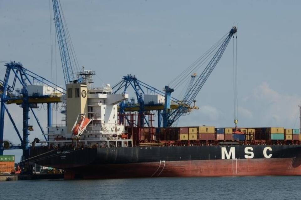 Containerschiff bei Accra