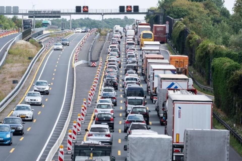 Autobahnstau im Baustellenbereich Autobahnstau im Baustellenbereich