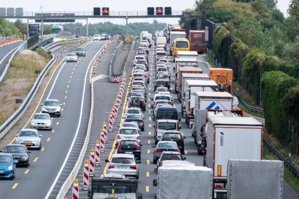 Autobahnstau im Baustellenbereich