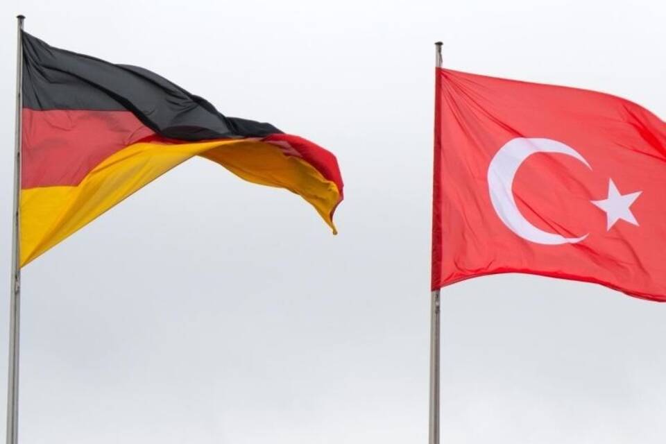 Türkische und deutsche Fahnen
