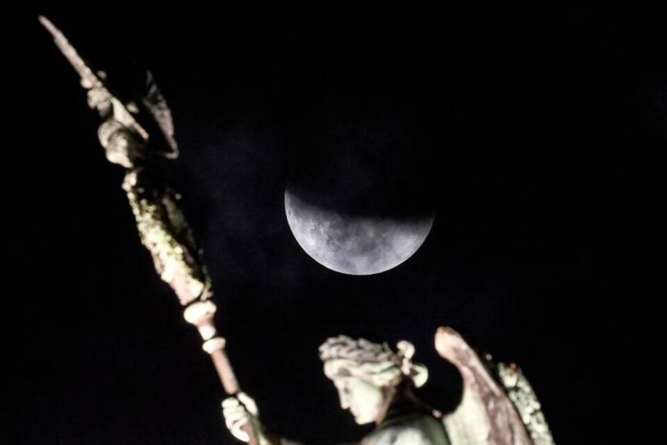 Partielle Mondfinsternis über Berlin Partielle Mondfinsternis über Berlin