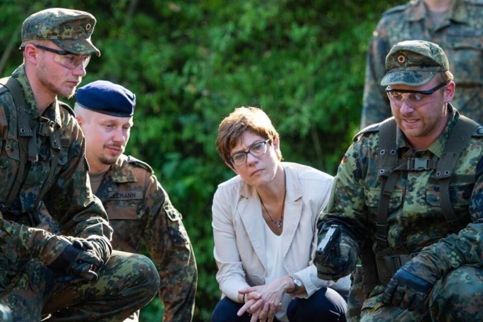 Annegret Kramp-Karrenbauer bei der Bundeswehr